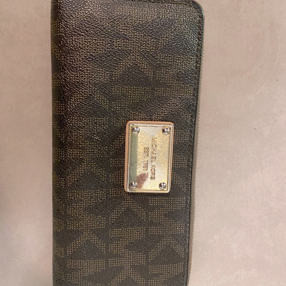 Michael Kors zip wallet